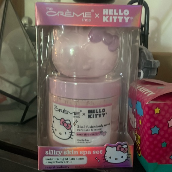 The.Creme Shop x Hello Kitty Silky Skin Spa Set 🎀🌸 - Picture 2 of 2